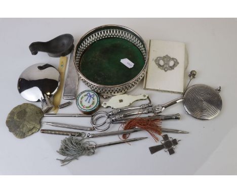 A selection of mixed collectables to include hip flask, pens, pill box and lorgnette glasses. 