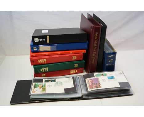 A large quantity of first day covers in albums. 
