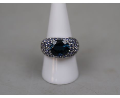 9ct white gold stone set ring - Size R 
