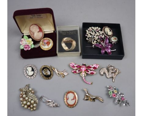 Collection of vintage brooches &amp; scarf clips 