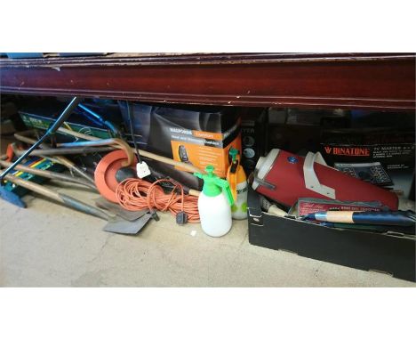 Quantity of garden tools