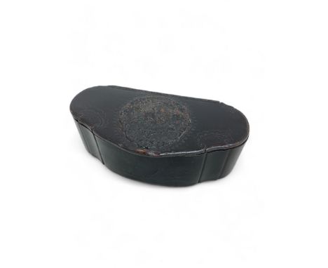 An early 18th century pressed horn tobacco box by John O'Brisset (fl. 1705-1728)
Of shaped rounded rectangular form, the lid 