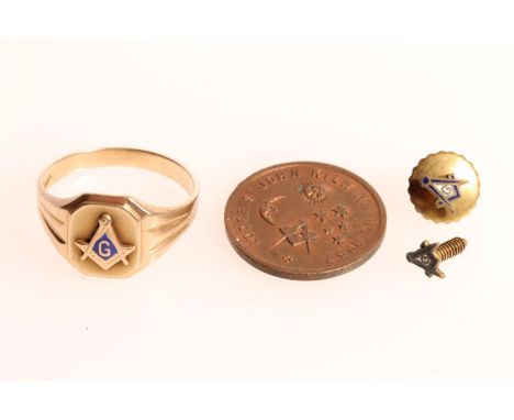 Gents 9ct gold signet ring with compass, square and G on enamel background, ring size V, 4g, two Masonic studs and a penny to