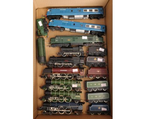 Hornby and Triang OO gauge model railways to include 4-6-2 Lady Patricia tender locomotive 46210 BR blue, 4-6-2 Flying Scotsm