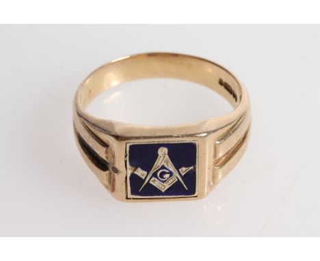 Gents 9ct gold signet ring with enamel Masonic compass tablet, size R, makers mark 'ACLD', ring size V, 8.8g gross 