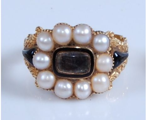 An 18ct yellow gold Georgian memorial ring, comprising a centre oblong aperture with hair, surrounded by ten 4.0mm seed pearl