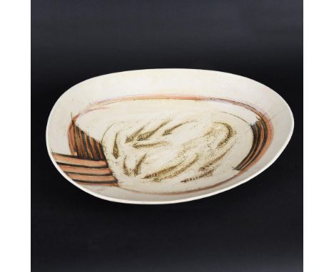 LAUREL KEELEY (B 1952) - LARGE STONEWARE PLATTER OR DISH. (d) A large oval shaped platter or dish, decorated with incised Fis
