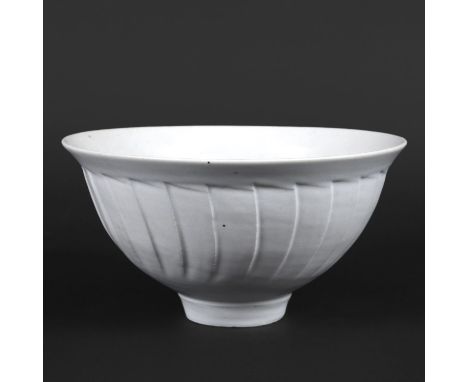 DAVID LEACH (1911-2005) - PORCELAIN BOWL. (d) A large fluted bowl with a white glaze, 'DL' seal mark to the base. 21cms diame