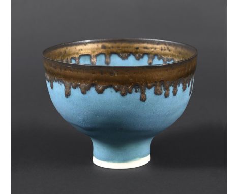 DAME LUCIE RIE (AUSTRIAN/BRITISH 1902-1995) - PORCELAIN FOOTED BOWL. (d) A porcelain footed bowl with a turquoise glaze and m
