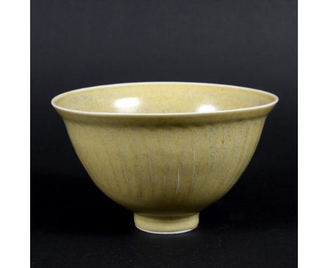 DAVID LEACH (1911-2005) - PORCELAIN BOWL. (d) A porcelain fluted bowl with a pale celadon glaze. It appears to be unmarked, 1