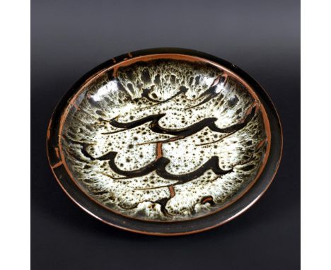 DAVID LEACH (1911-2005) - LARGE STONEWARE DISH FOR LOWERDOWN POTTERY. (d) A large shallow stoneware dish, the centre with var