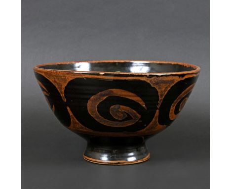 DAVID LEACH (1911-2005) - LARGE STONEWARE BOWL. (d) Made at the Lowerdown Pottery, the large bowl with a tenmoku glaze and sp