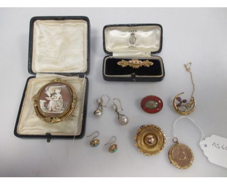 A quantity of mixed jewellery to include a 15ct ruby and diamond bar brooch (cased), an oval shell cameo, a carnelian and hai