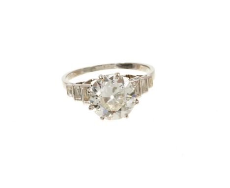 Art Deco diamond single stone ring with a round old European cut diamond estimated to weigh approximately 2.5cts in eight cla