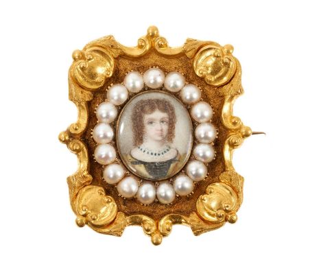 Good quality early 19th century gold portrait brooch with a finely painted portrait miniature on ivory depicting a young lady