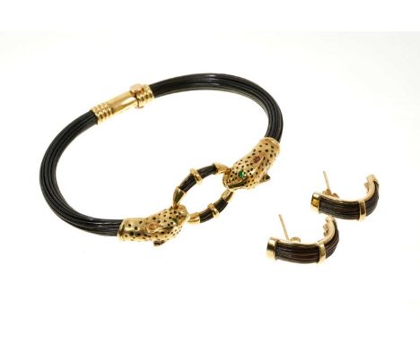 18ct gold enamel and elephant hair bangle with leopards head terminals, together with a similar pair of earrings, the bangle 
