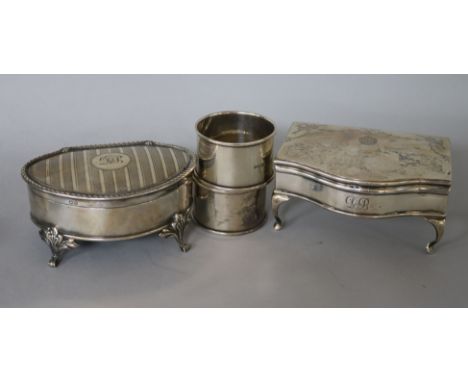 Two Edwardian silver trinket boxes and two silver napkin rings.