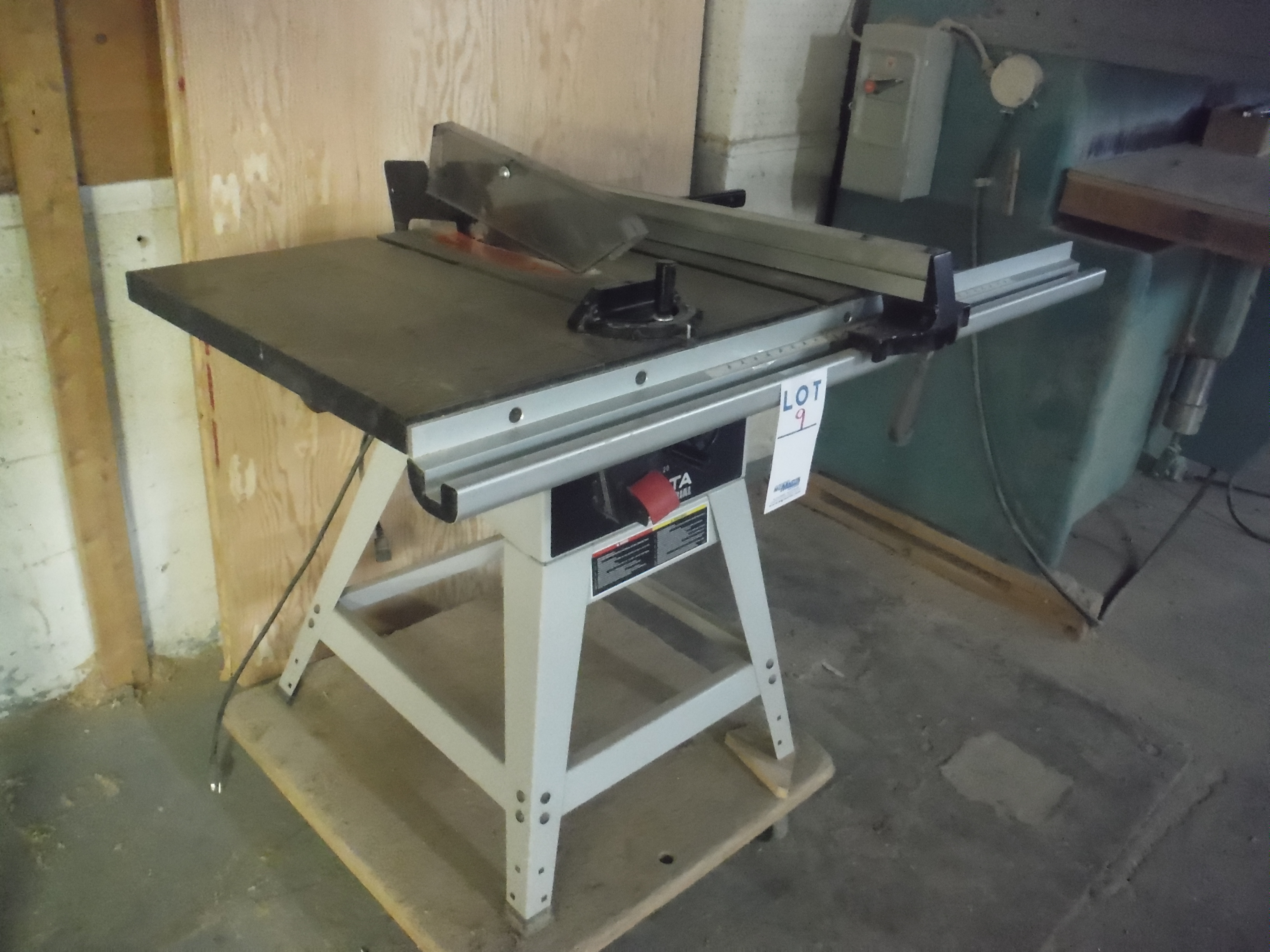 (1) ''DELTA'' TABLE SAW MOD:36-650 10'' HP. 1 1/2 '' PH:1 , VOLTAGE ...