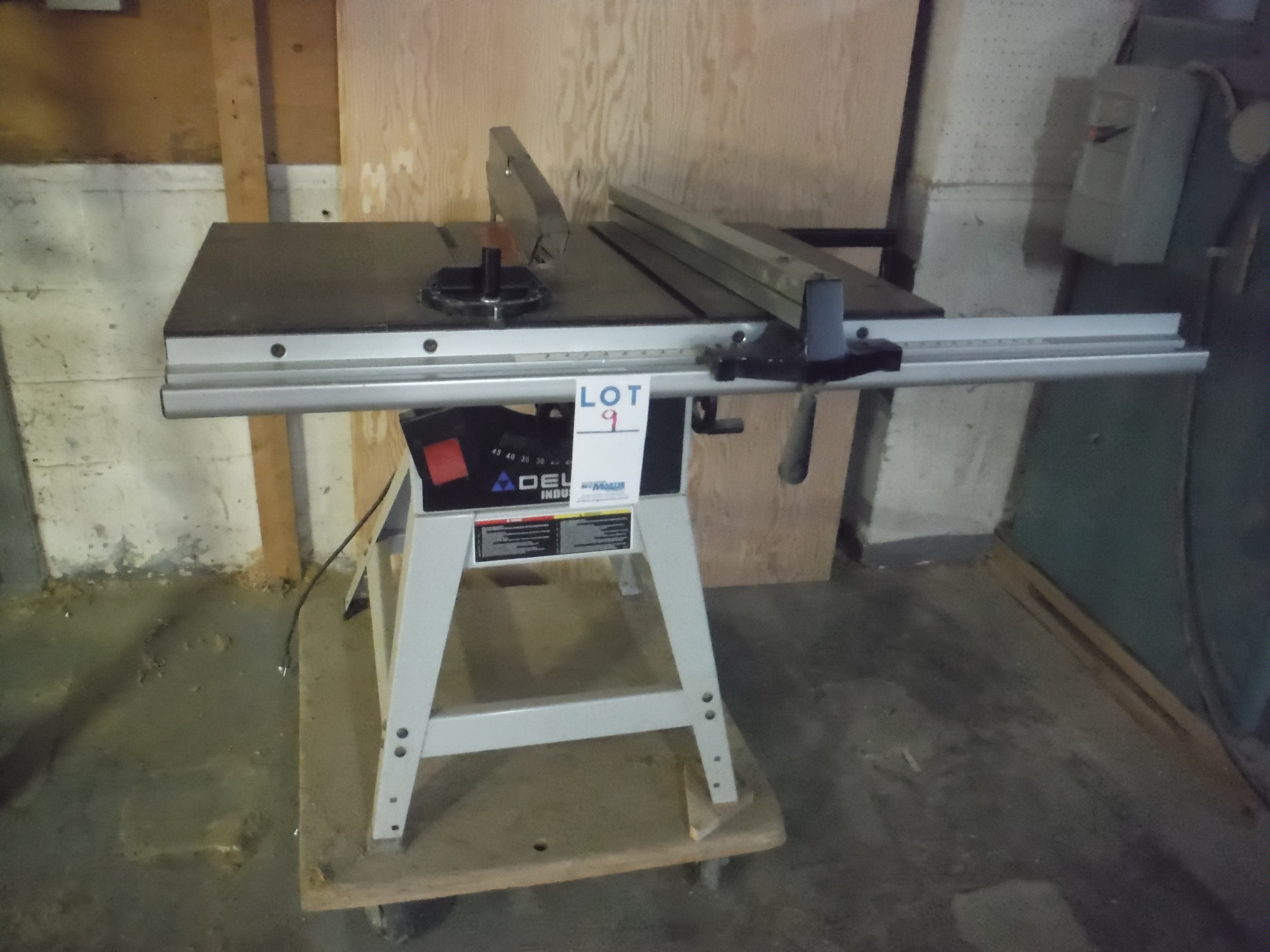 (1) ''DELTA'' TABLE SAW MOD:36-650 10'' HP. 1 1/2 '' PH:1 , VOLTAGE ...