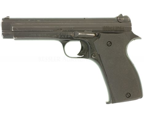  LL 110mm, TL 200mm, schwarz lackierte Ganzstahlwaffe mit SA-Abzug und aussenliegendem Hammer. Das Korn ist seitlich eingesch