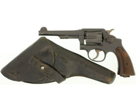  LL 126mm, TL 255mm, phosphatierte Ganzstahlwaffe, DA-Abzug, starre Visierung, glatte Nussholzgriffschalen sowie Riemenbügel.