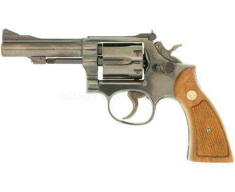  LL 4", brünierte Ganzstahlwaffe, DA-Abzug, Mikrometervisierung, Rampenkorn. Abzug und Hammer buntgehärtet. Lackierte Nusshol