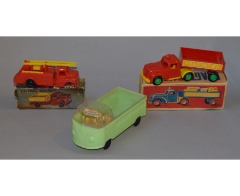 3 continental plastic model vehicles: boxed FRAGT-BILEN truck, boxed BRANNBIL TANKBIL SERIEBILEN MED FORHJULSDRIFT fire engin