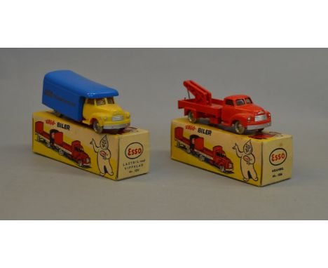 Lego Biler Esso plastic vehicles: #1253 Lastbil med Vippelad 'Lego Transport' with yellow cab and blue trailer; #1256 Kranbil