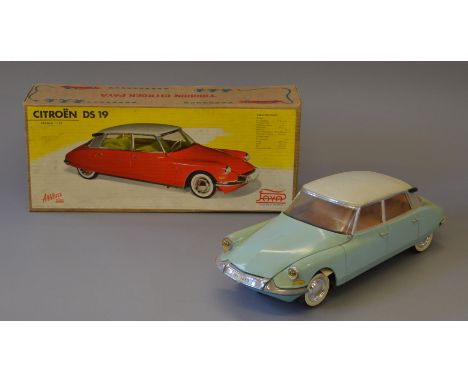 JOYO Auto Escala - PAYA MADE IN SPAIN: 1/12 scale plastic Citroen DS 19. With original box.