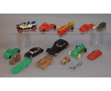Good mixed lot of wooden and plastic model vehicles, all unboxed. (14)