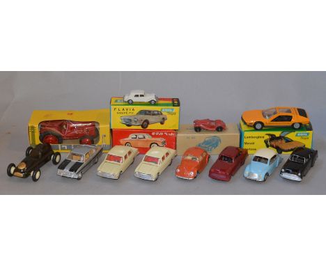 Mixed lot of model cars. 5 x Boxed models from makers such as Edil and Lion and 10 x unboxed models. (15)