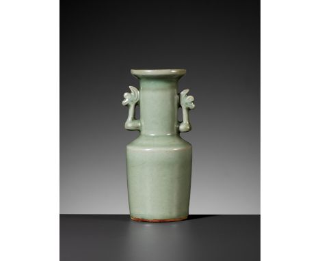 A LONGQUAN CELADON KINUTA (MALLET) VASE WITH PHOENIX HANDLES, MING DYNASTYChina, 14th-15th century. The mallet-shaped body ri