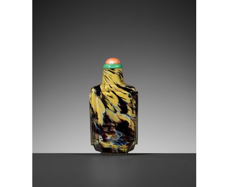 A SANDWICHED GLASS 'TORTOISE SHELL' SNUFF BOTTLE, 18TH-19TH CENTURYChina. Of rectangular shape, with straight neck, featuring