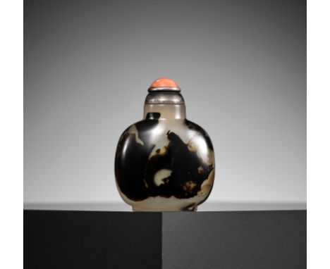 A SHADOW AGATE SNUFF BOTTLE, 1750-1850China. Very well hollowed, of rounded rectangular form with an oval foot ring and reces