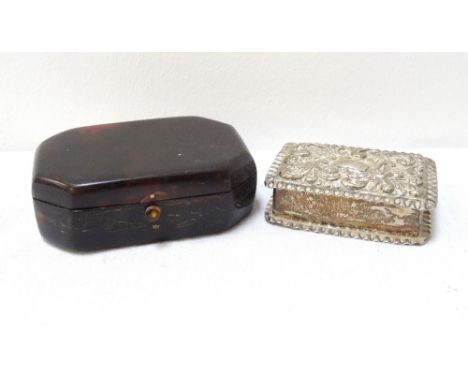 EDWARDIAN SILVER PATCH BOXthe lift up embossed lid with a frill border, Birmingham 1902, together with a simulated tortoisesh