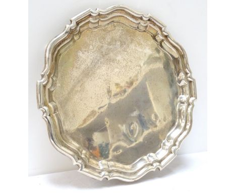 EDWARDIAN MAPPIN & WEBB SILVER SALVERof circular form with a pie crust border, raised on three shaped supports, 750g, Sheffie