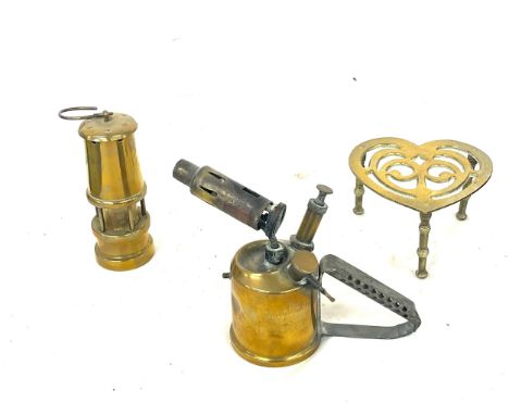 Selection of brass to include a Aboptimus burner, brass stand and a small brass minors lamp 
