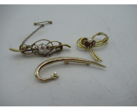 9ct yellow gold bar brooch with central round cut diamond in scrolled mount with safety chain, hallmarked 9ct yellow gold bro