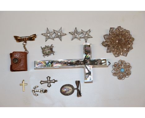 An inlaid cross and collection of silver and white metal jewellery item