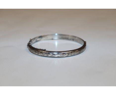 A silver hinged bangle 