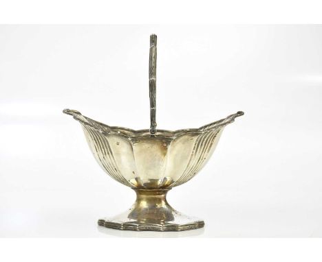 MICHAEL PLUMMER; a George III hallmarked silver swing handled bowl, London 1815, approx. 9.63ozt/299.6g.