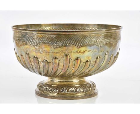 ELKINGTON &amp; CO; an Edward VII hallmarked silver punch bowl with gadrooned decoration, London 1904, with presentation insc