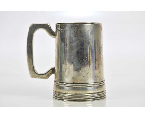 WALKER &amp; HALL; an Edward VII hallmarked silver mug, Sheffield 1908, approx 8.8ozt/276g.