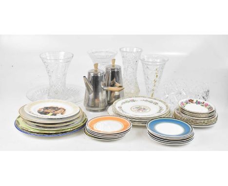 A mixed collection of plates, including Susie Cooper, Duchess, two Royal Commemorative plates, Wedgwood, St Andrews, Foley, e