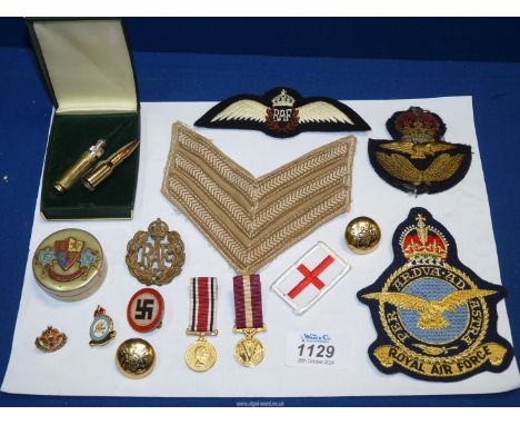 A small quantity of militaria to include: trench art lighter, miniature medals with ribbon (Special Constabulary and 1915 Pea
