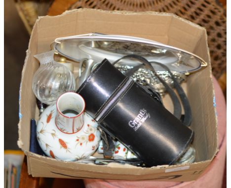 BOX CONTAINING DECORATIVE PORCELAIN VASE, GLASS VASE, VARIOUS SMALL METAL ORNAMENTS, CUTLERY, HIP FLASK SET, THERMOMETER ETC 