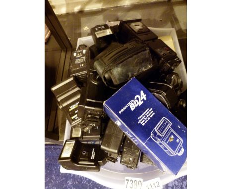 CAMERA FLASHES AND ACCESSORIES. Tray of mixed camera flashes and accessories including Pentax