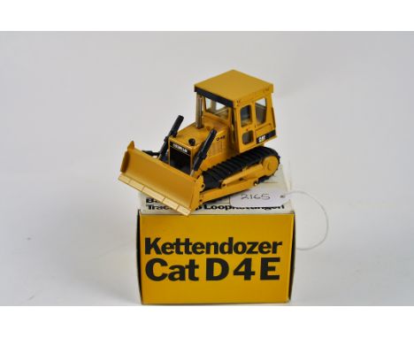 NZG MODEL 205 CAT D4E TRACK-TYPE TRACTOR SCALE 1:50 VGC