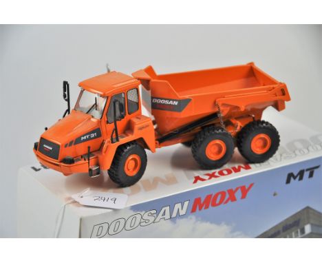 NZG MODEL 820 DOOSAN MOXY MT31 ORANGE TIPPER TRUCK SCALE 1:50 VGC