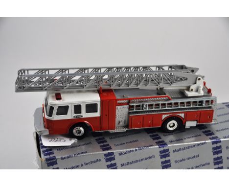 CONRAD MODEL 5506 EMERGENCY FIRE TRUCK EMERGENCY ONE USA SCALE 1:50 4 LADDERS GC 